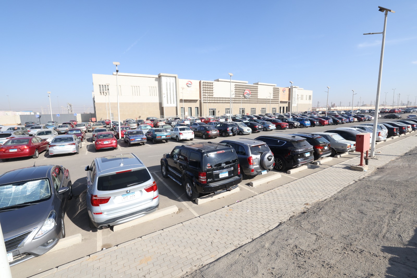 النقل تنشر صور توضح إقبال الناس على ركوب القطار الكهربائي الخفيف LRT 3 النقل تنشر صور توضح إقبال الناس على ركوب القطار الكهربائي