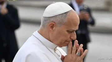 بابا الفاتيكان يصلي في هدوء بميناء بيروت