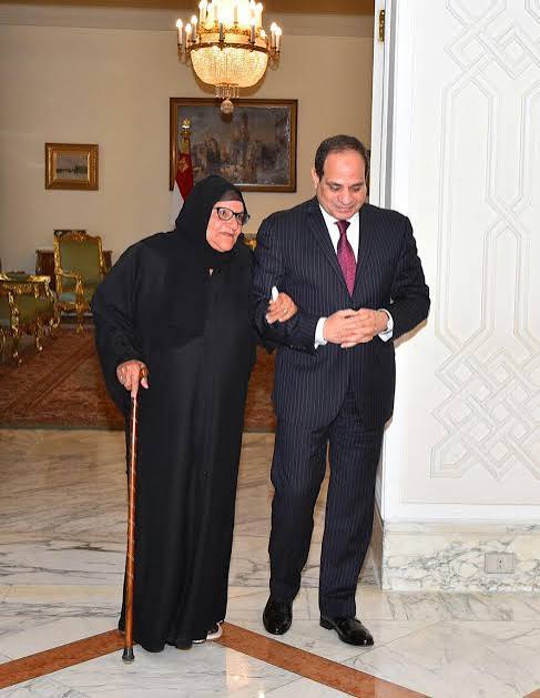 تبرعت بذهبها بـ200 ألف جنيه لمصر والرئيس السيسي كرمها تعرفوا