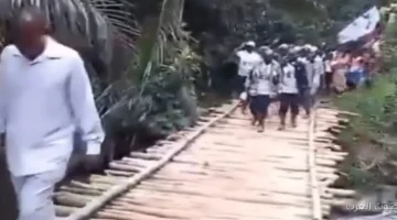 جسر وقع أثناء افتتاحه في الكونغو الديمقراطية