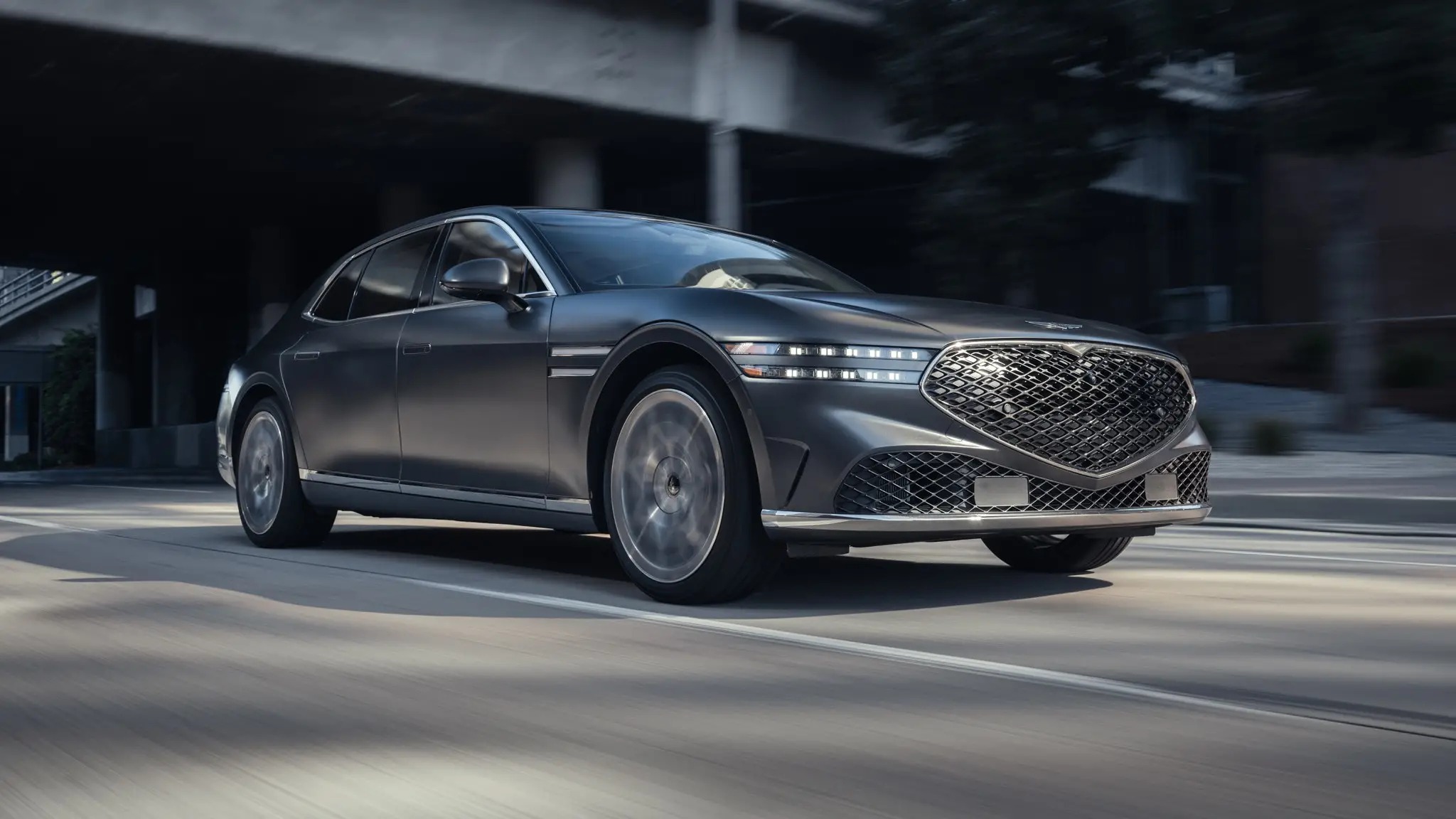 جينيسيس G90 ستاندرد 2025 إيه الجديد في السدان الفاخر؟