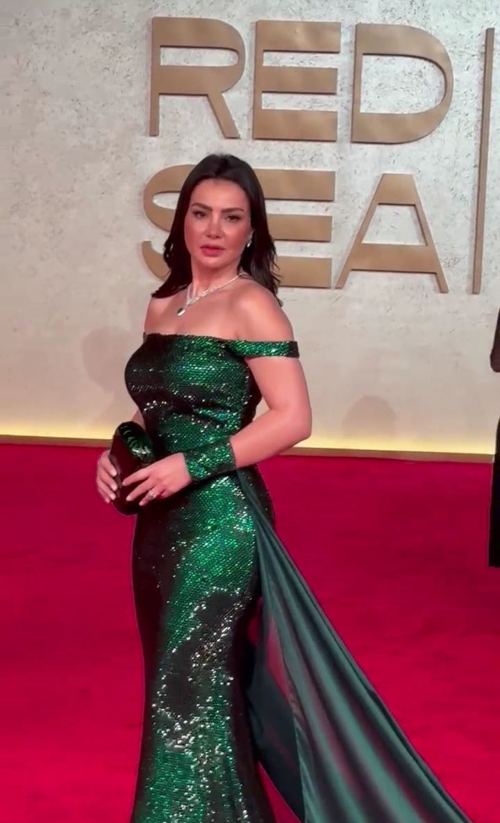 دينا فؤاد بتلمع بجمالها في افتتاح مهرجان البحر الأحمر السينمائي