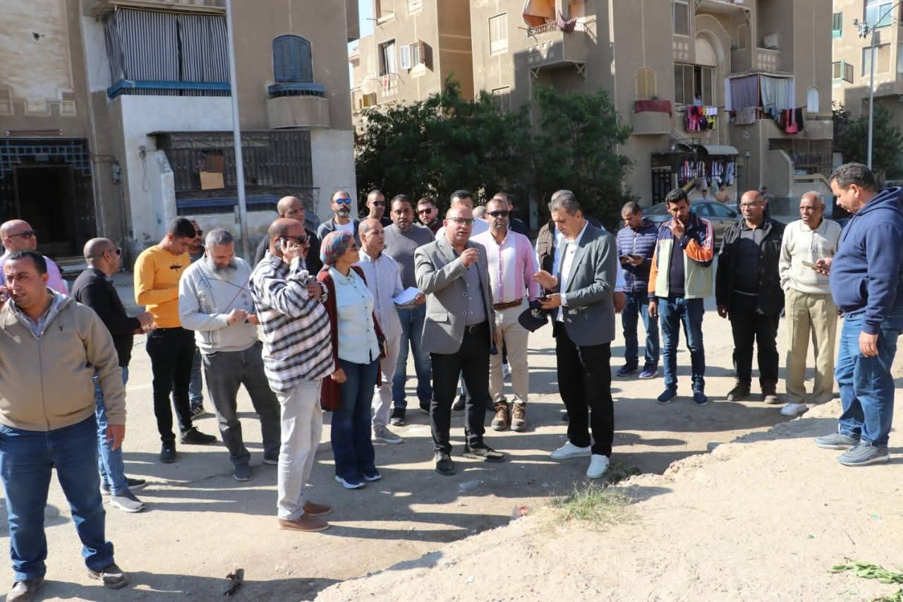 رئيس مدينة 6 أكتوبر يتفقد منطقة شباب 63 ويستمع إلى