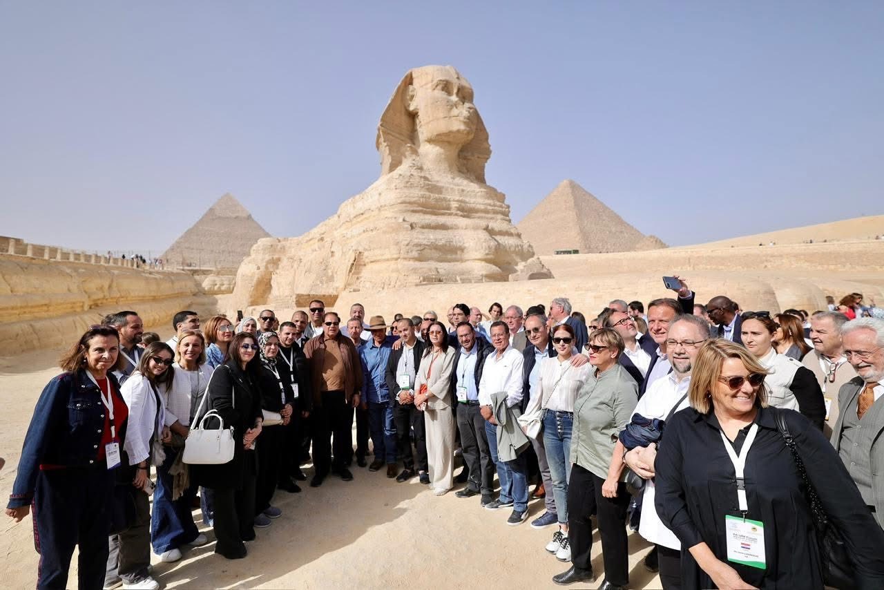 زاهي حواس قدام رؤساء برلمانات البحر المتوسط: الأهرامات دليل على عبقرية المصريين.. والمدينة المفقودة والكائنات الفضائية مش حقيقية 3 زاهي حواس قدام رؤساء برلمانات البحر المتوسط الأهرامات دليل على