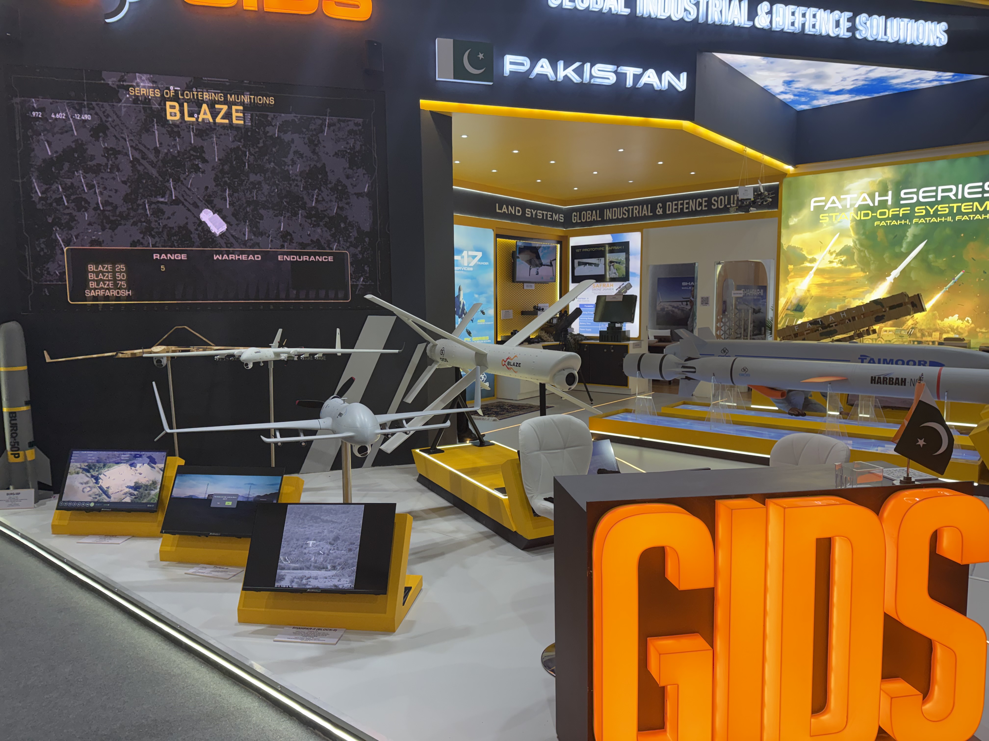صور صواريخ ودبابات وطائرات مسيرة في جناح باكستان بمعرض إيديكس