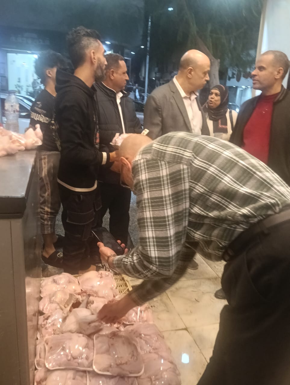 فضيحة ورا العروض الكاذبة تفاصيل غلق محل دواجن فاسدة في