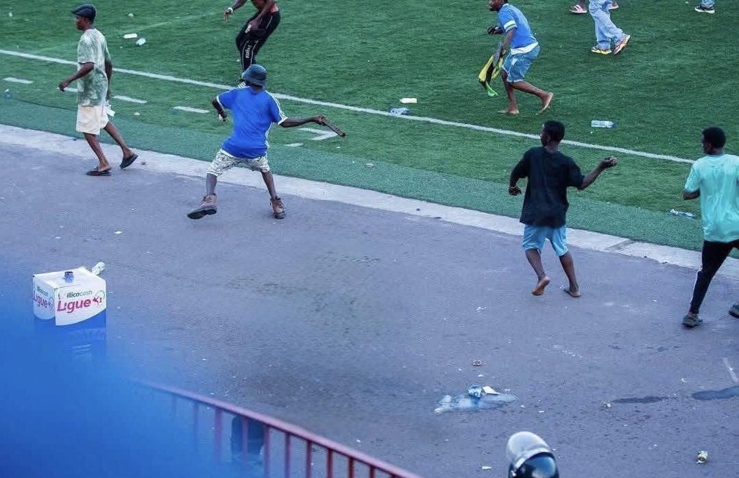 فوضى في ديربي كينشاسا شغب بين الجماهير في الدوري الكونغولي