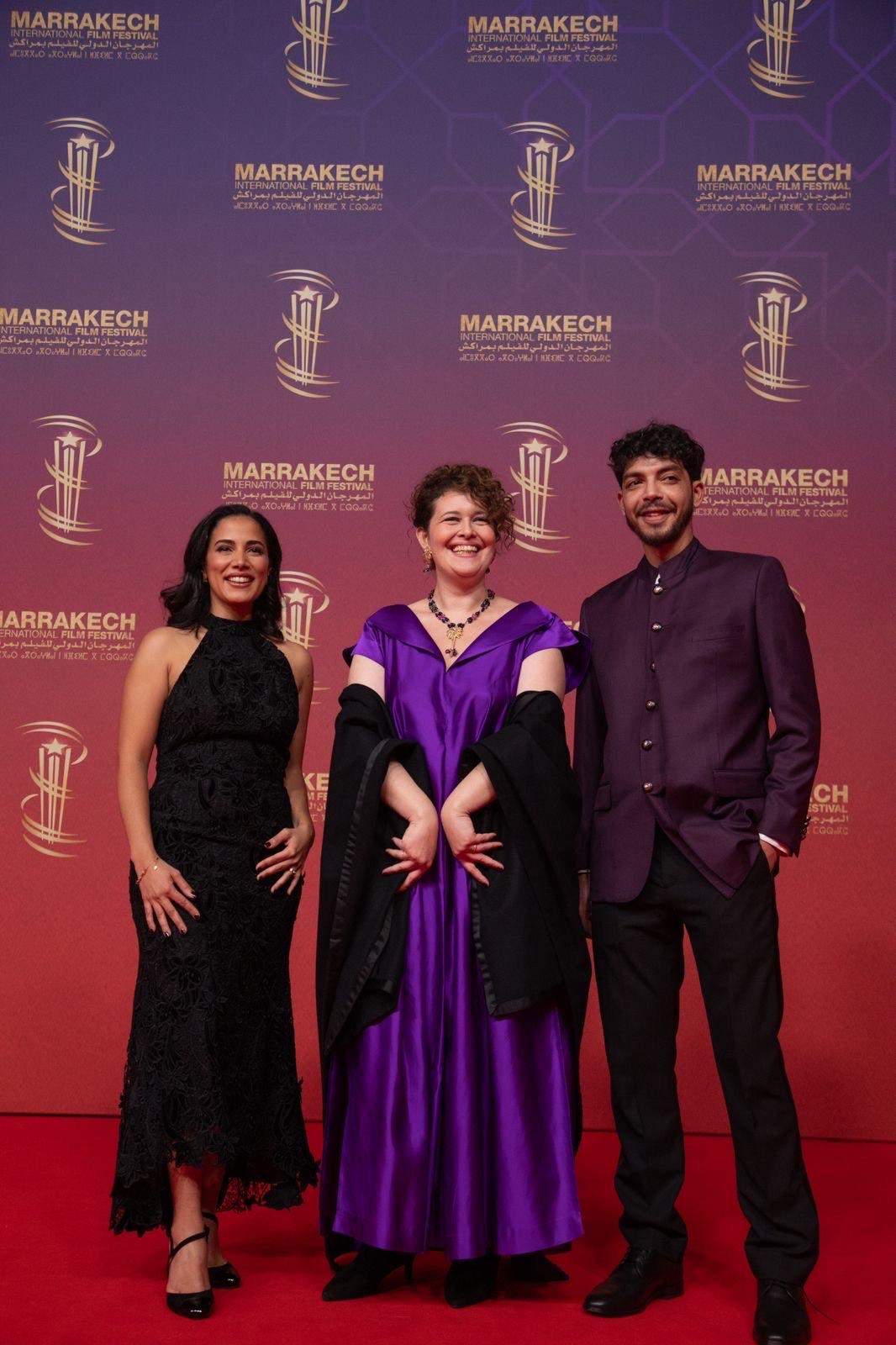 تحت أشجار النخيل