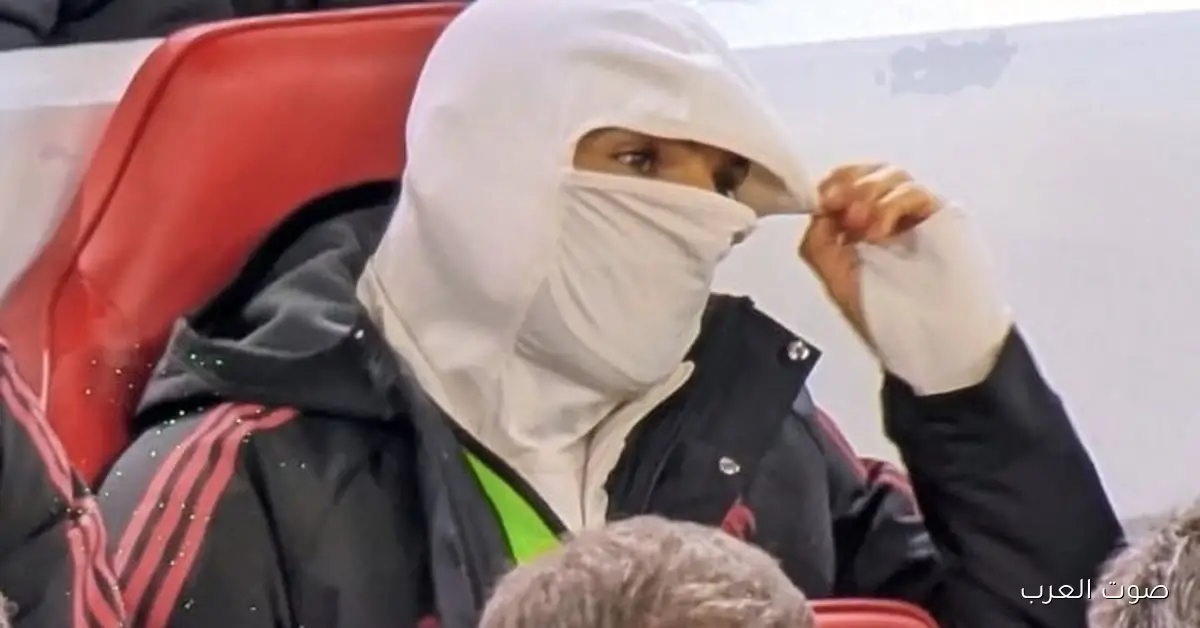 محمد صلاح بشكله الأبيض يخطف الأنظار من على دكة ليفربول