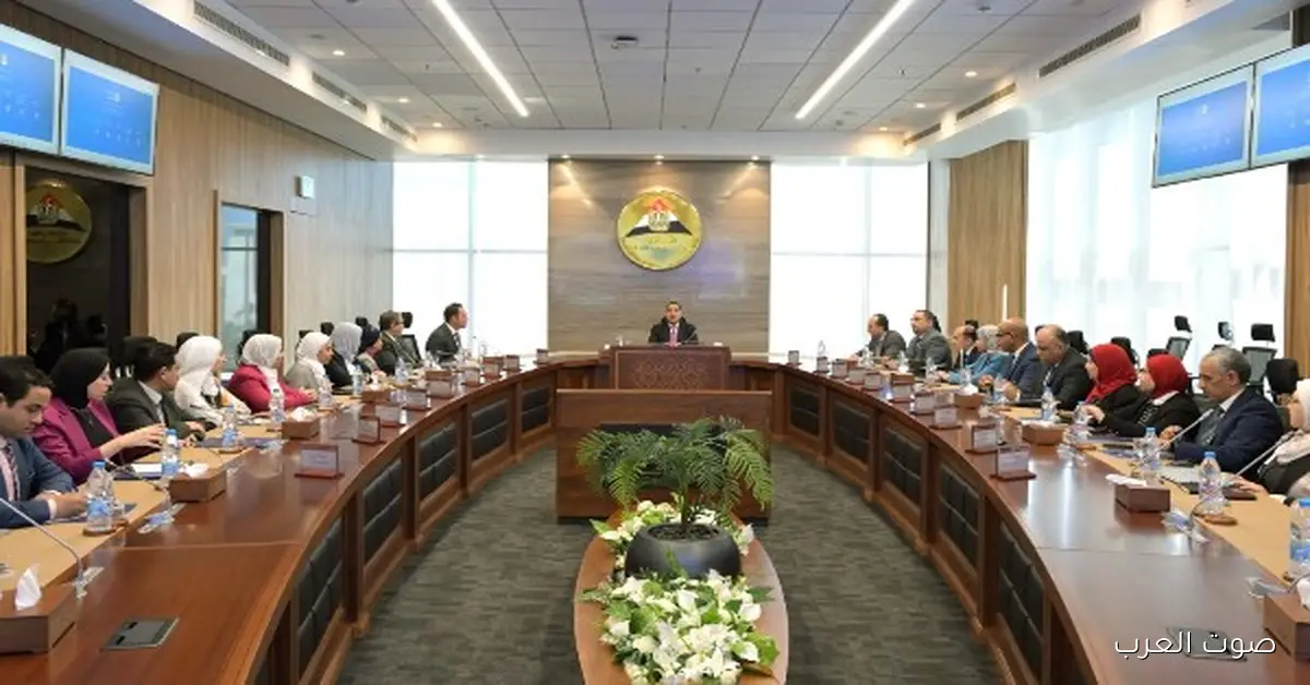 مدبولي يتكلم مع مسئولين “معلومات الوزراء” عن أدوات تكنولوجية جديدة وذكاء اصطناعي