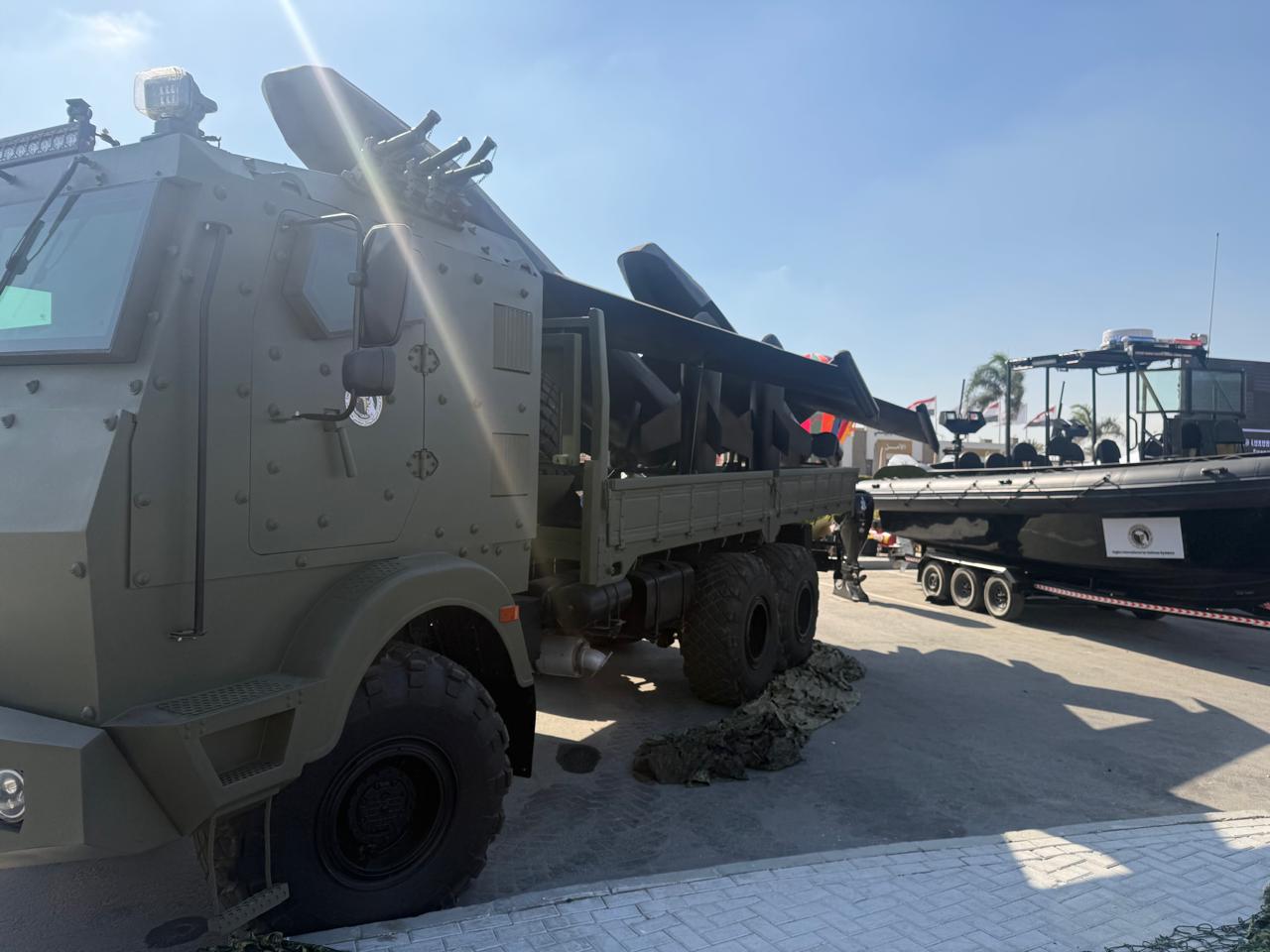 مدرعات وطائرات مسيرة في جناح شركة إيجلز انترناشيونال بمعرض إيديكس