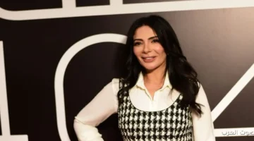 نجوم وإعلاميون يساندوا منى زكي بعد الهجوم عليها بسبب فيلم
