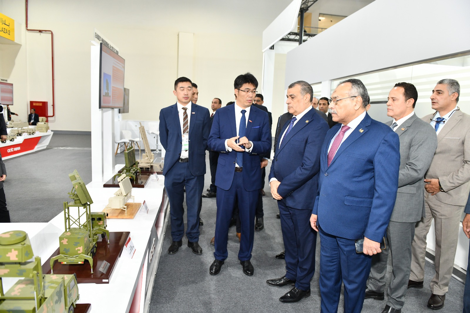 وزير الإنتاج الحربي يتفقد أجنحة الشركات في المعرض الدولي للصناعات