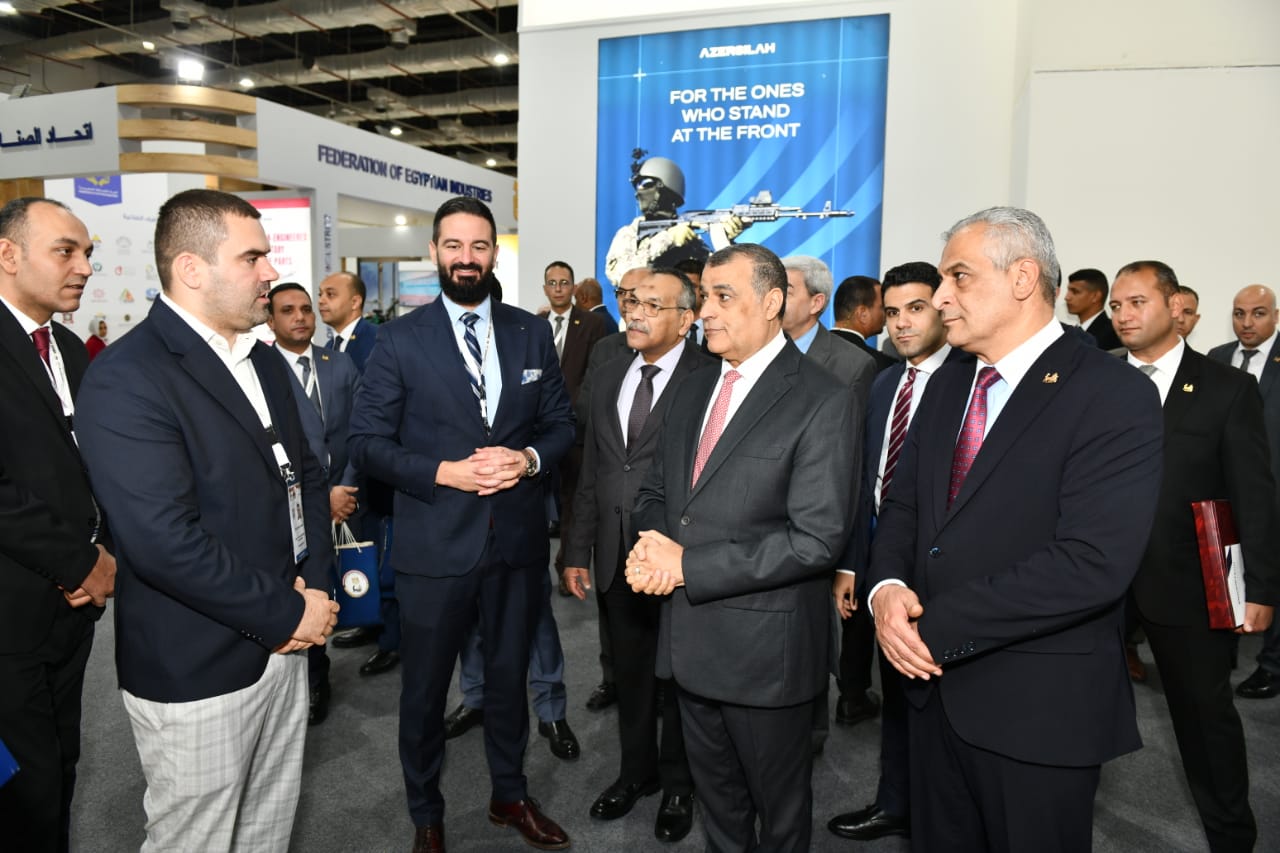 وزير الإنتاج الحربي يتفقد أجنحة الشركات في معرض EDEX 2025