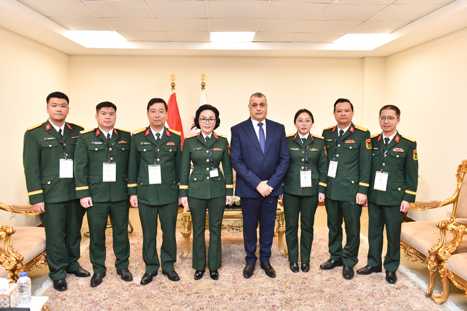 وزير الإنتاج الحربي يتناقش مع وفد من وزارة الدفاع الفيتنامية