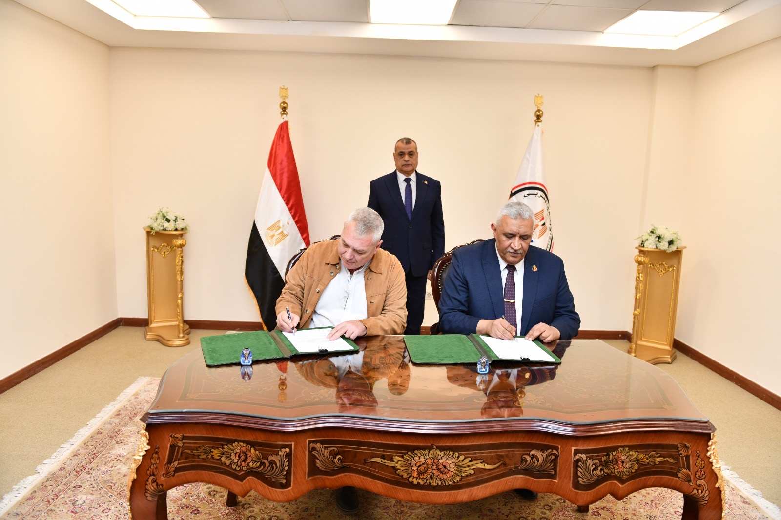 وزير الإنتاج الحربي يحضر توقيع عقد تعاون في التصنيع العسكري