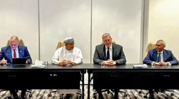 وزير البترول يناقش تعزيز التعاون مع نفط عمان ويثمن انضمام
