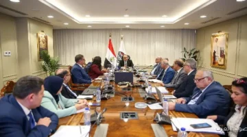 وزير قطاع الأعمال يراقب أداء الشركات القابضة ويؤكد على أهمية