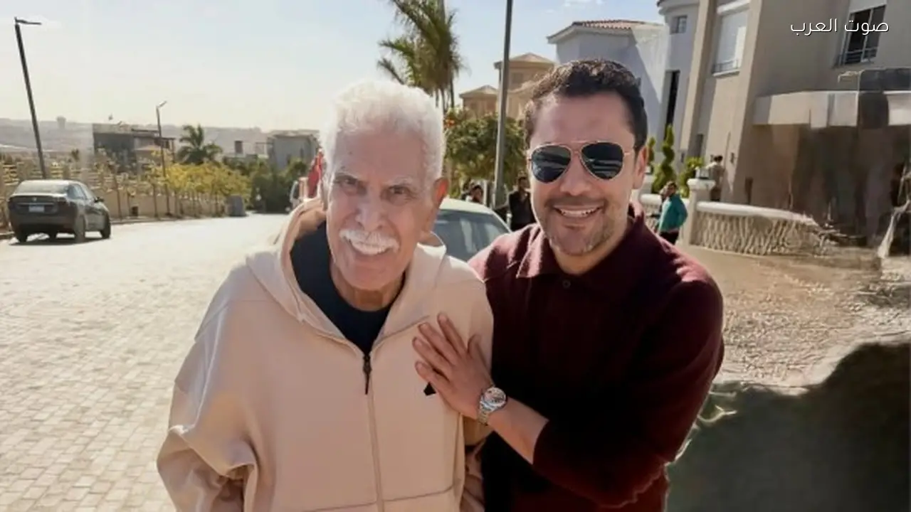 أحمد حسن يلتقي حسن شحاتة بعد تعافيه من المرض