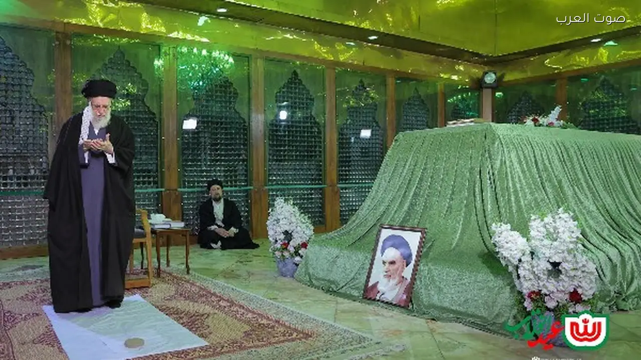 المرشد الإيراني يظهر فجأة بعد غياب تحت الأرض في قبر الخميني