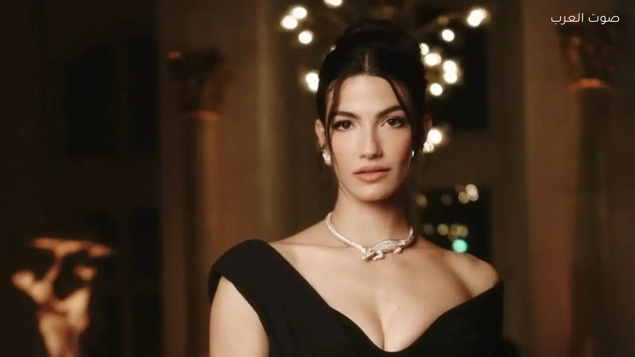 تارا عماد تتألق بإطلالة أنيقة وجذابة