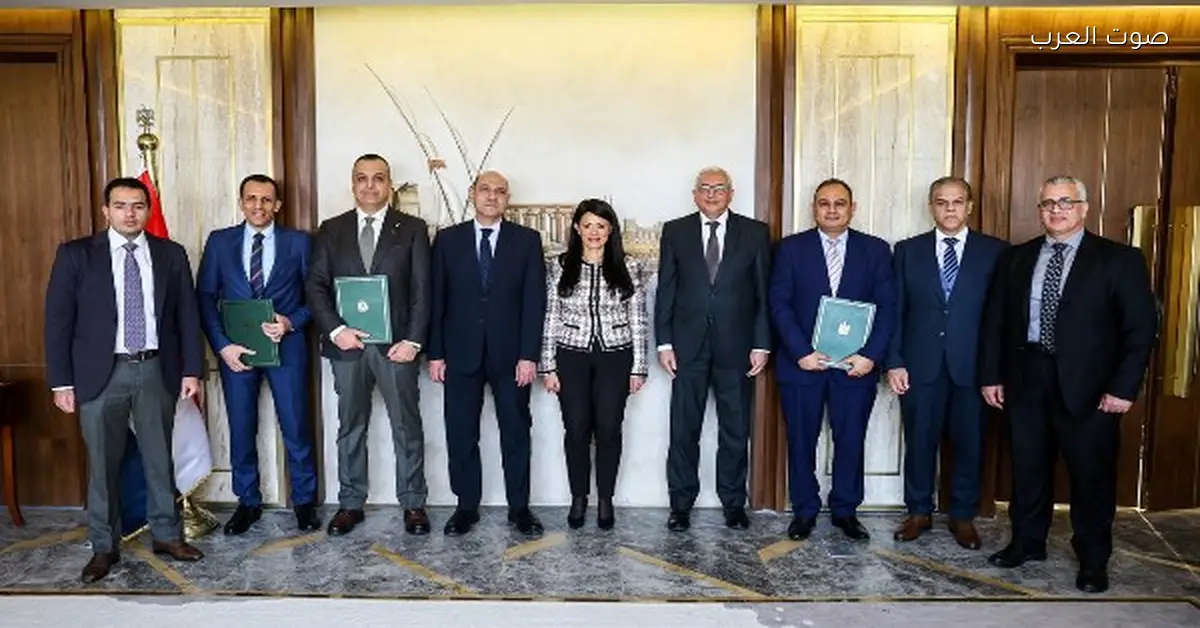 تسليم وزارة الداخلية 10 مراكز تكنولوجية متنقلة لاستخراج الفيش الجنائي بمناسبة عيد الشرطة