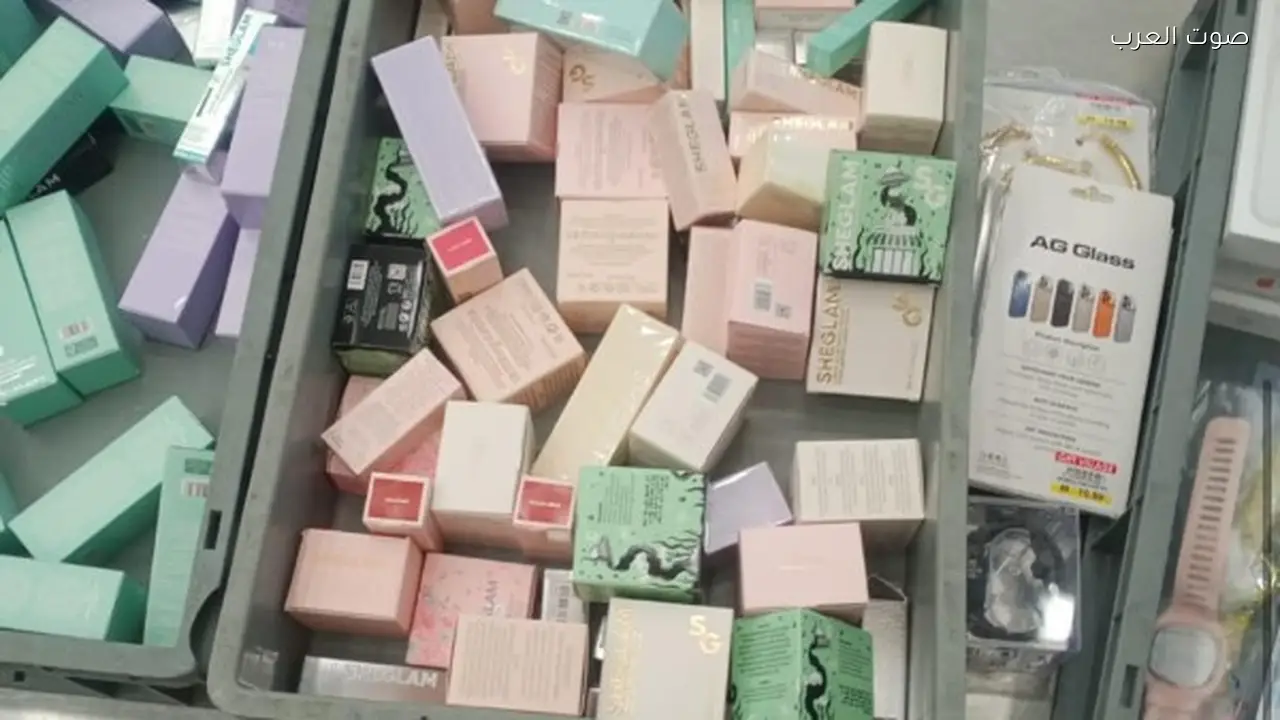 ضبط راكب في مطار سفنكس حاول تهريب ألف سماعة أذن