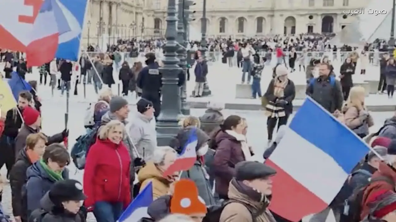 متظاهرون في فرنسا يمزقون علم الاتحاد الأوروبي خلال مسيرة للخروج منه