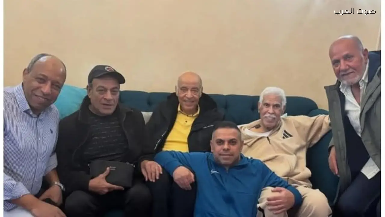 نجوم الإسماعيلي يزورون حسن شحاتة للاطمئنان على صحته