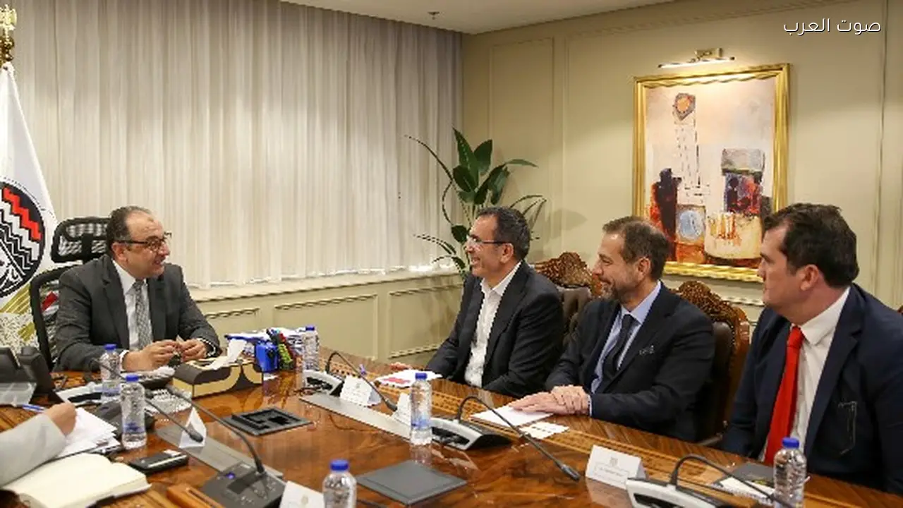 وزير قطاع الأعمال يتباحث مع مستثمرين أتراك حول فرص تعاون في صناعة الملابس