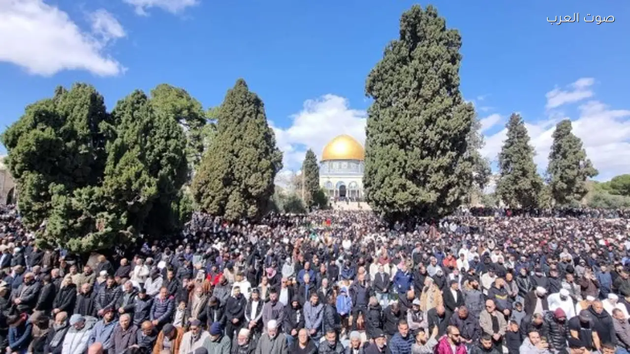 100 ألف فلسطيني يؤدون صلاة الجمعة الثانية في رمضان بالأقصى