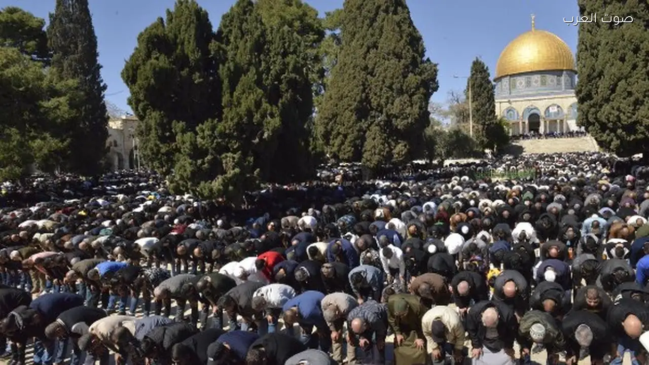 80 ألف مصلّ يؤدون صلاة الجمعة الأولى في الأقصى خلال رمضان