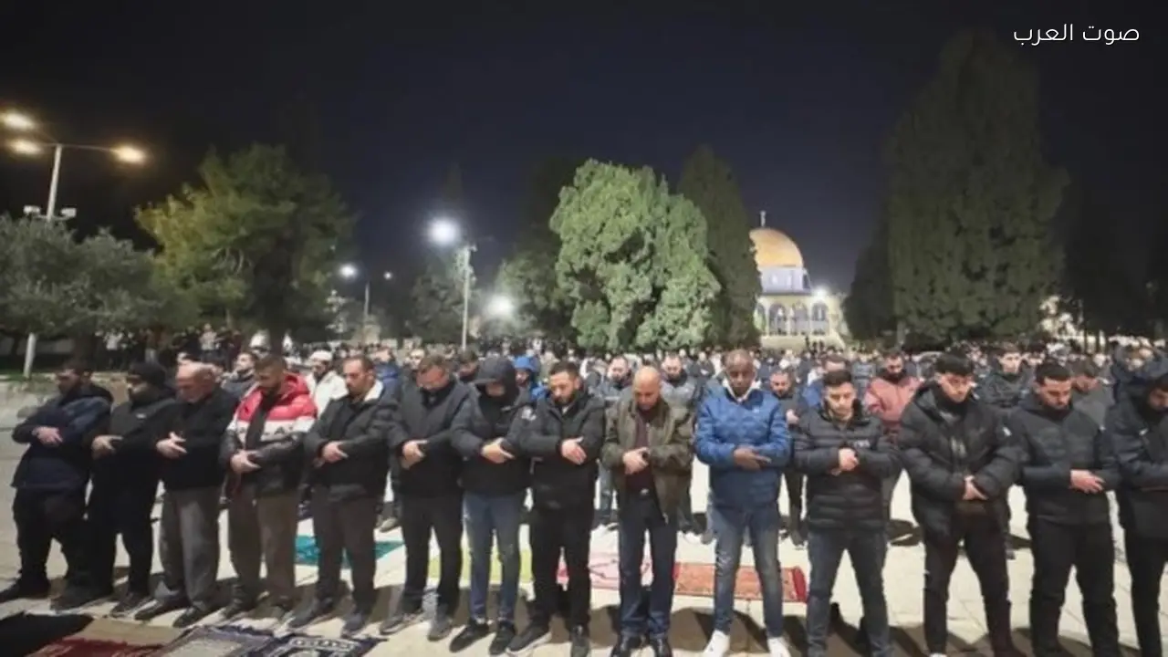 آلاف المصلين يؤدون صلاة التراويح في المسجد الأقصى