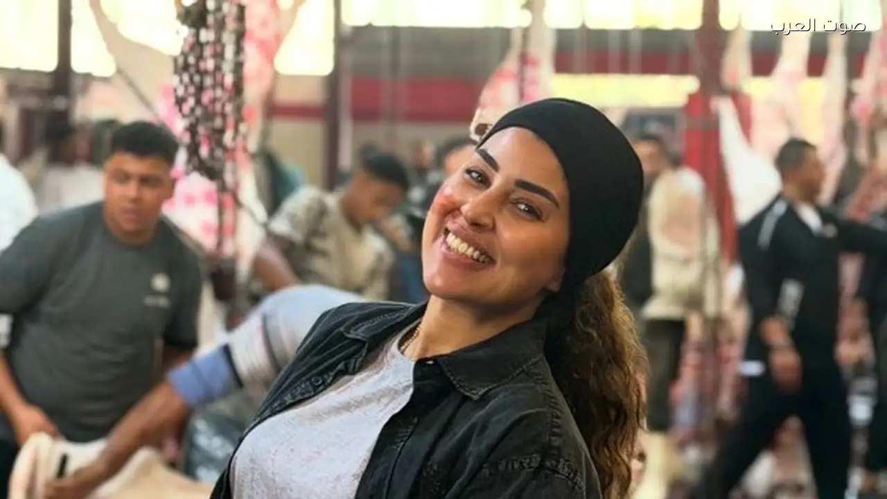 آيتن عامر تظهر في المدبح وتثير تساؤلات حول تجارتها بالعجول