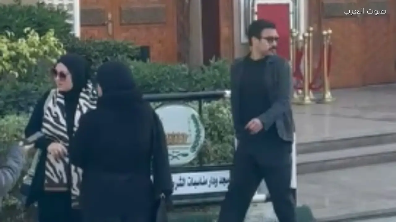 أحمد داود يساند زوجته في محنتها بعد فقدان والدها