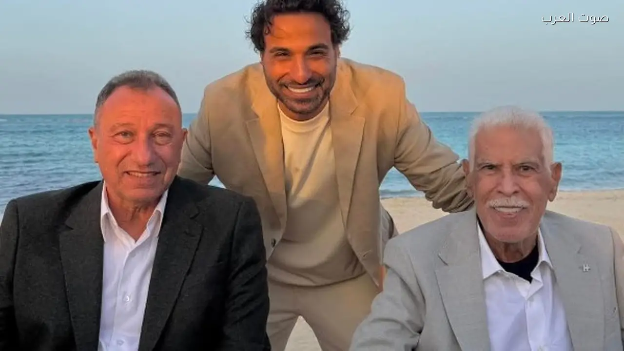 أحمد فهمي يتوسط الأساطير الخطيب وحسن شحاتة في صورة تاريخية