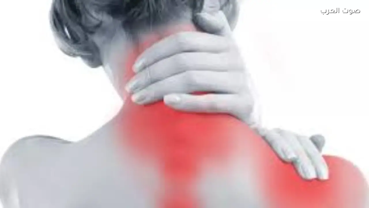 ألم الكتف المفاجئ لدى النساء علامة على مشاكل قلبية؟