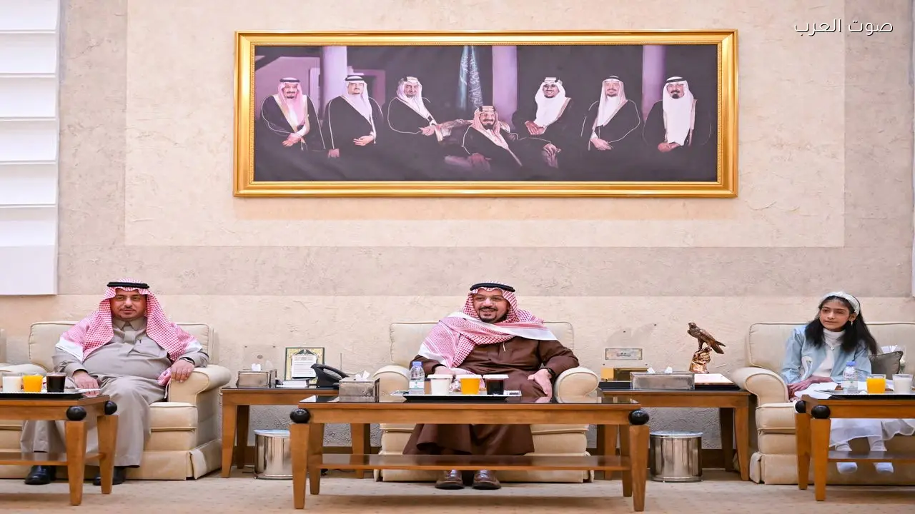 أمير القصيم يشارك الأيتام في تناول وجبة الإفطار