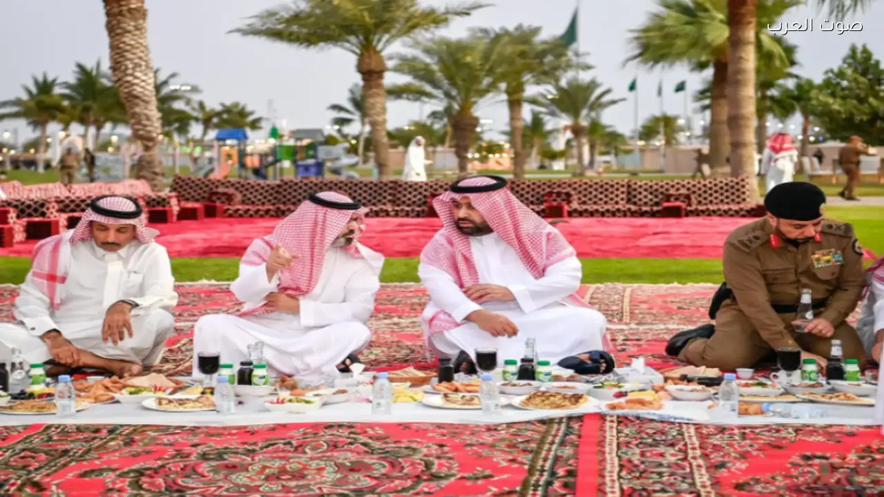 أمير جازان ونائبه يحضران إفطارًا رمضانيًا مع قادة القطاعات الأمنية