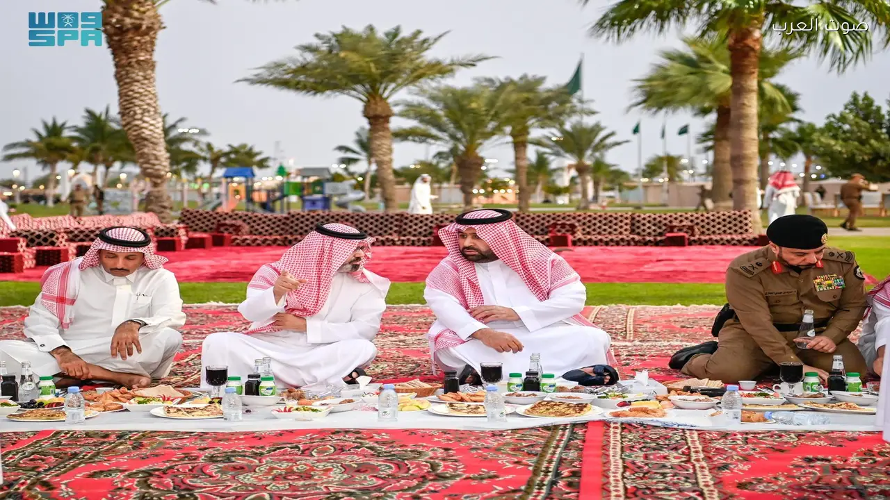 أمير جازان ونائبه يحضران إفطارًا رمضانيًا مع قادة القطاعات الأمنية في الميدان