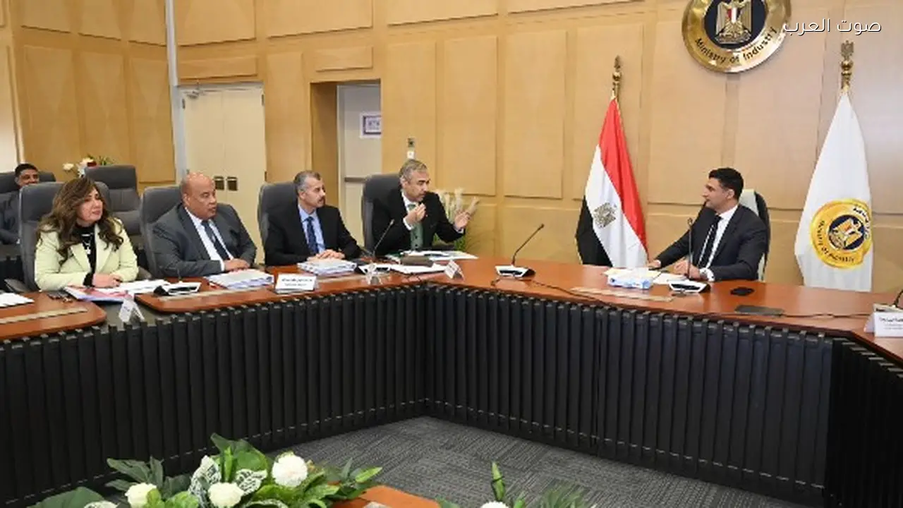 أيمن العشري: دعم المشروعات الصغيرة يعزز تنافسية الصناعة المصرية