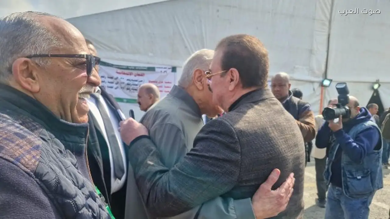 إبراهيم محلب يتلقى استقبالاً حاراً من مهندسي القاهرة أثناء الإدلاء بصوته
