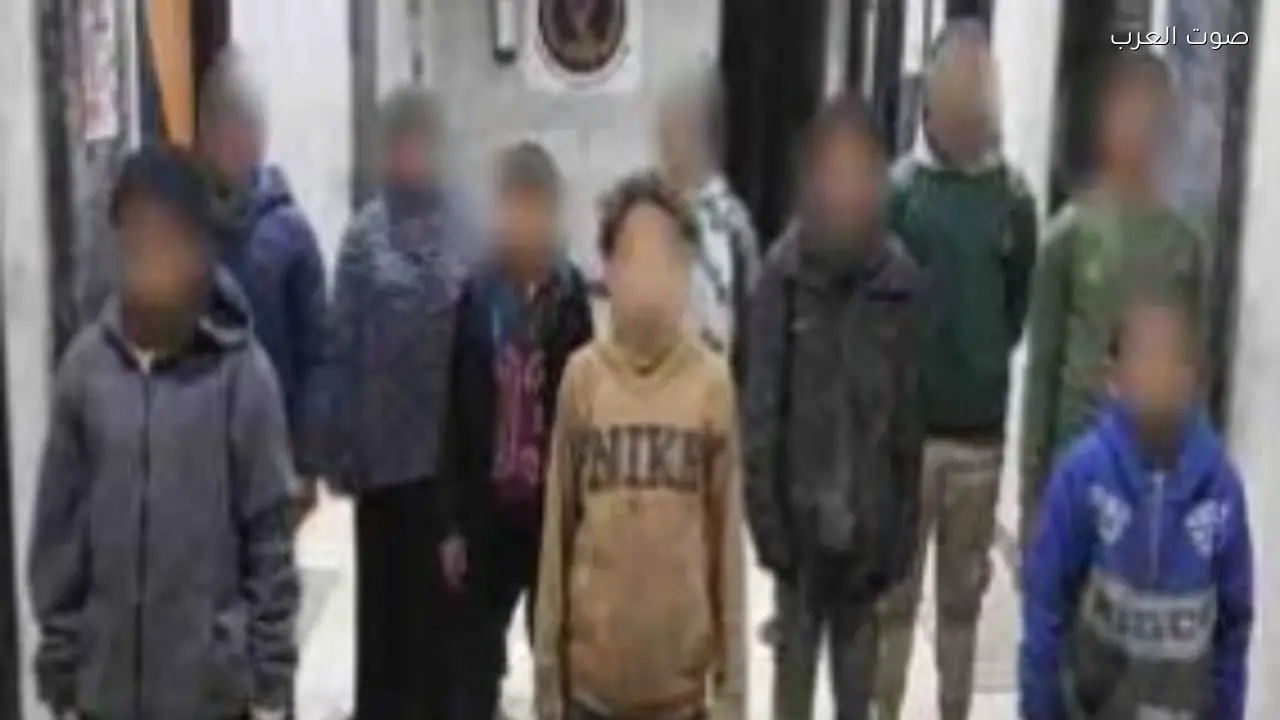 إلقاء القبض على 10 رجال وسيدتين بتهمة استغلال الأطفال في التسول