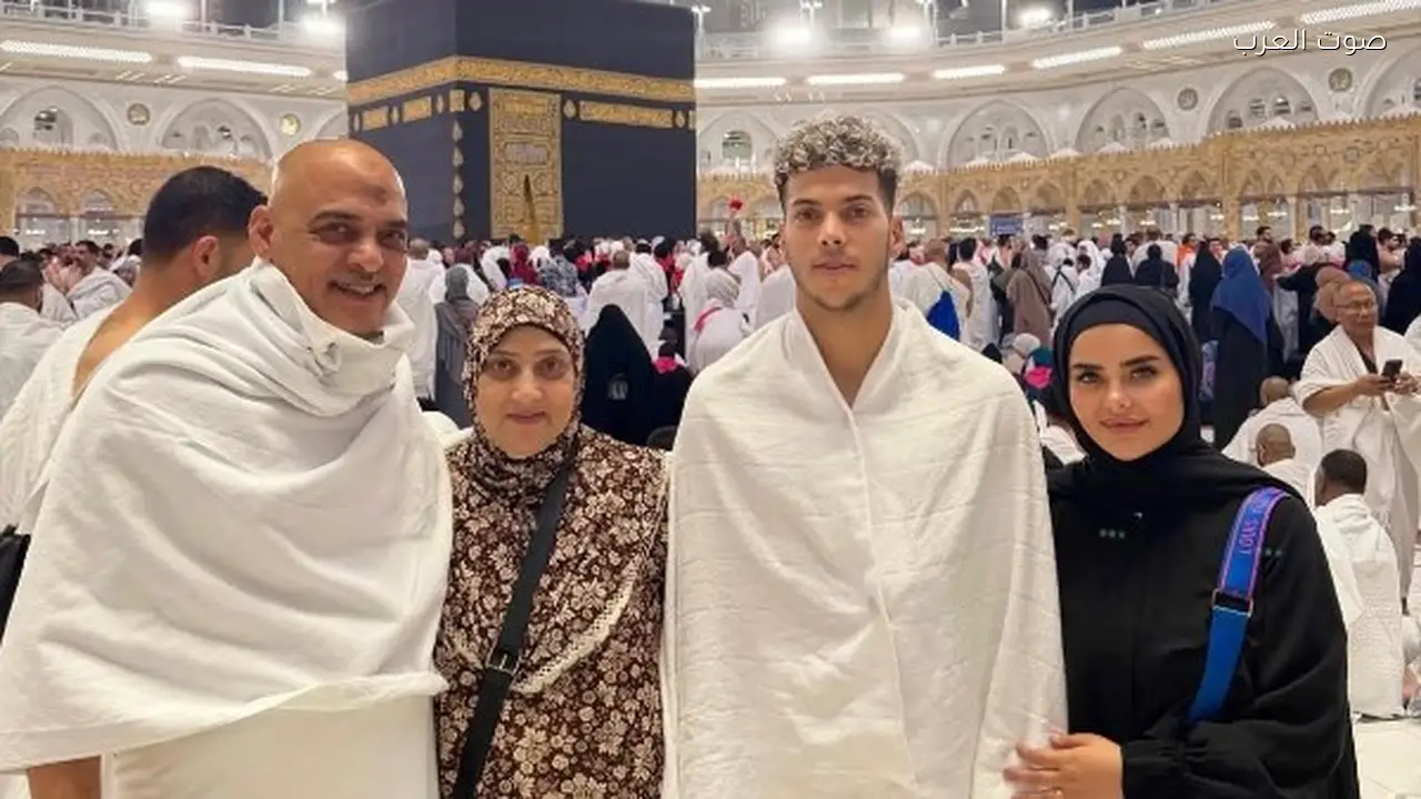 إمام عاشور يشارك لحظات من الحرم المكي مع عائلته