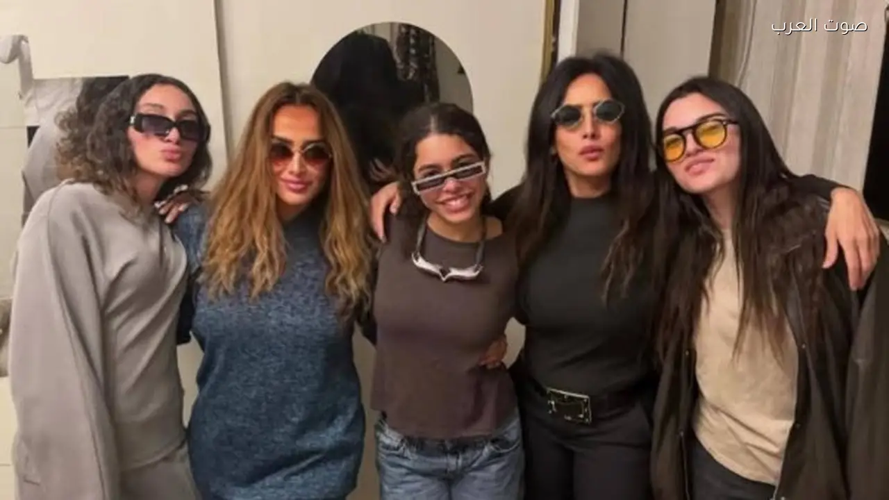 ابنة شيرين عبدالوهاب تتواجد مع زينة وشقيقتها في جلسة عائلية