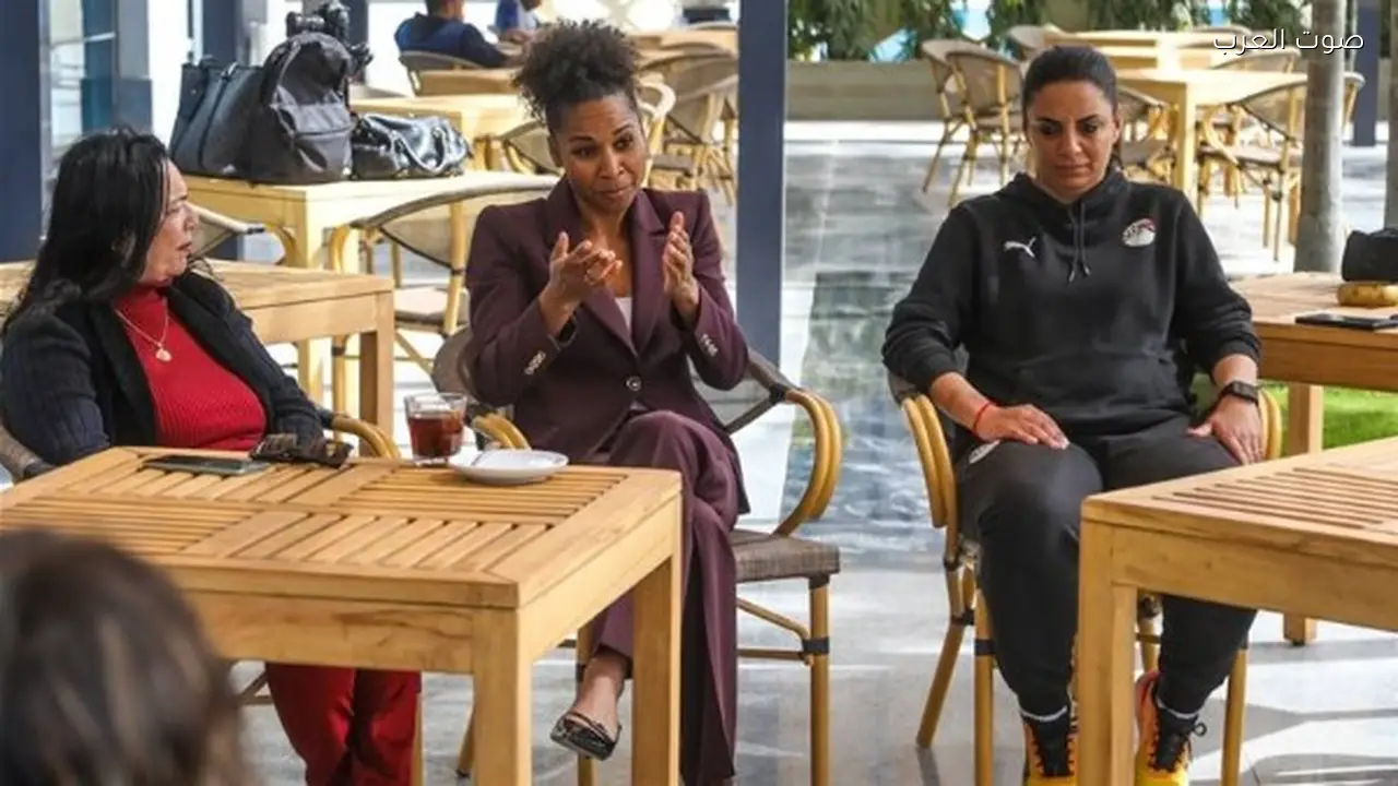 اجتماع رئيس لجنة تطوير الكرة النسائية بالفيفا مع الجهاز الفني ولاعبات المنتخب المصري