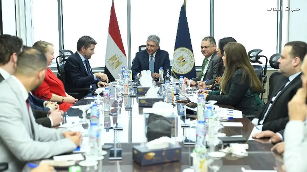 اجتماع وزير السياحة مع مدير شركة طيران دولية لتعزيز التعاون