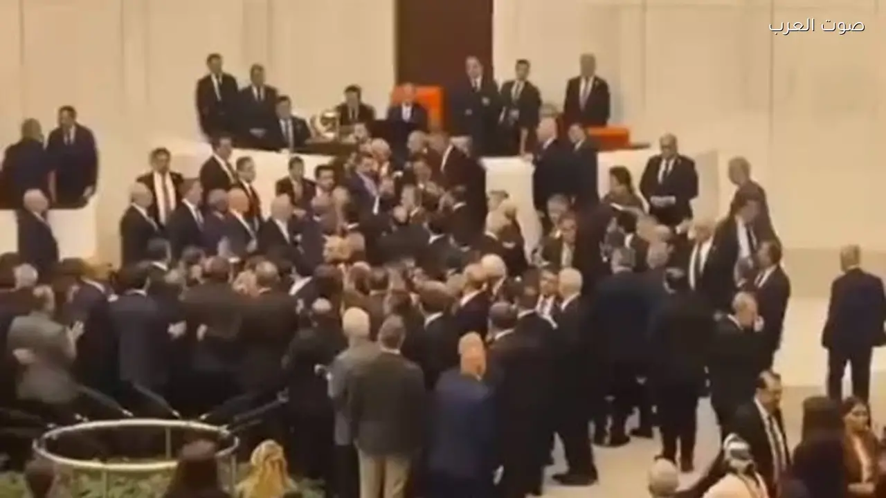 اشتباكات بالأيدي في البرلمان التركي بعد التعديل الوزاري ومنع وزير العدل الجديد من أداء اليمين