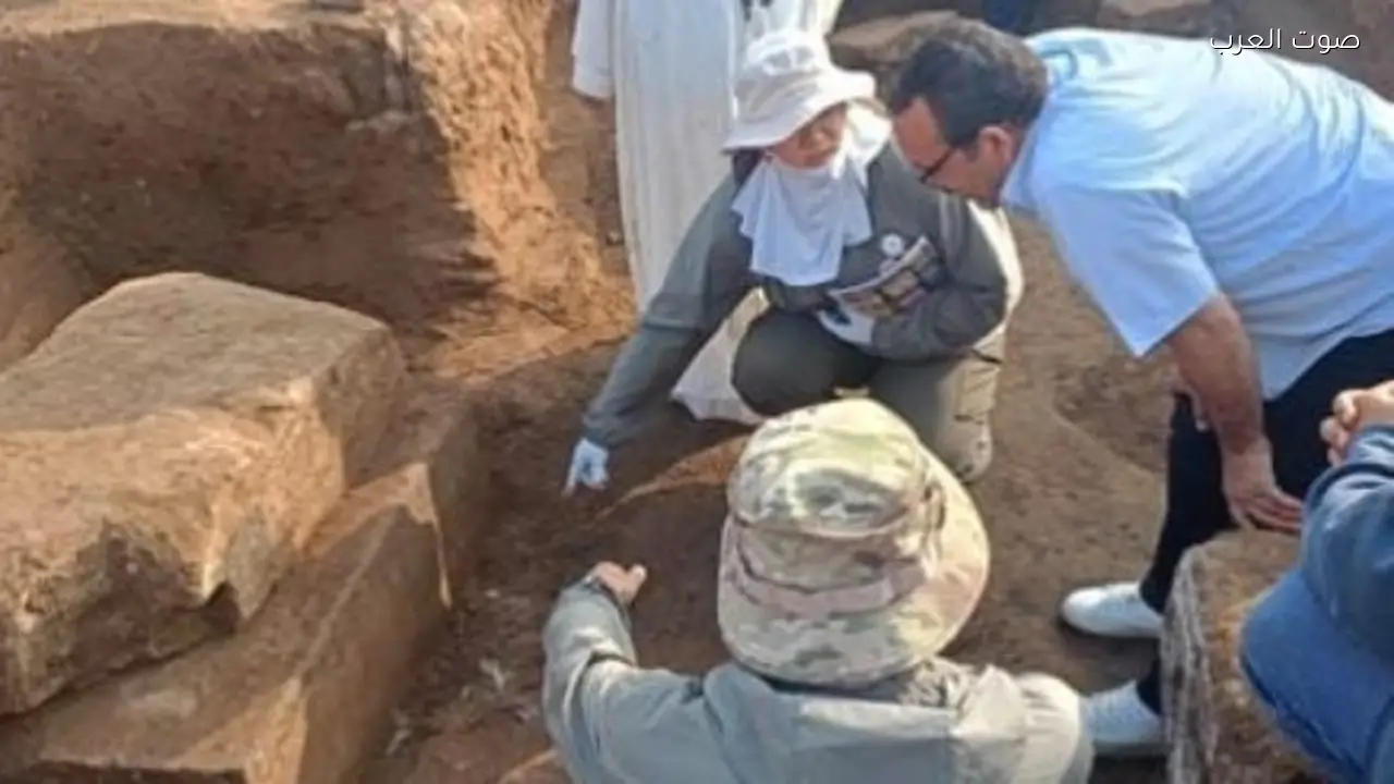 اكتشاف مبنى حجري يُعتقد أنه معبد الملك أبريس في ميت رهينة