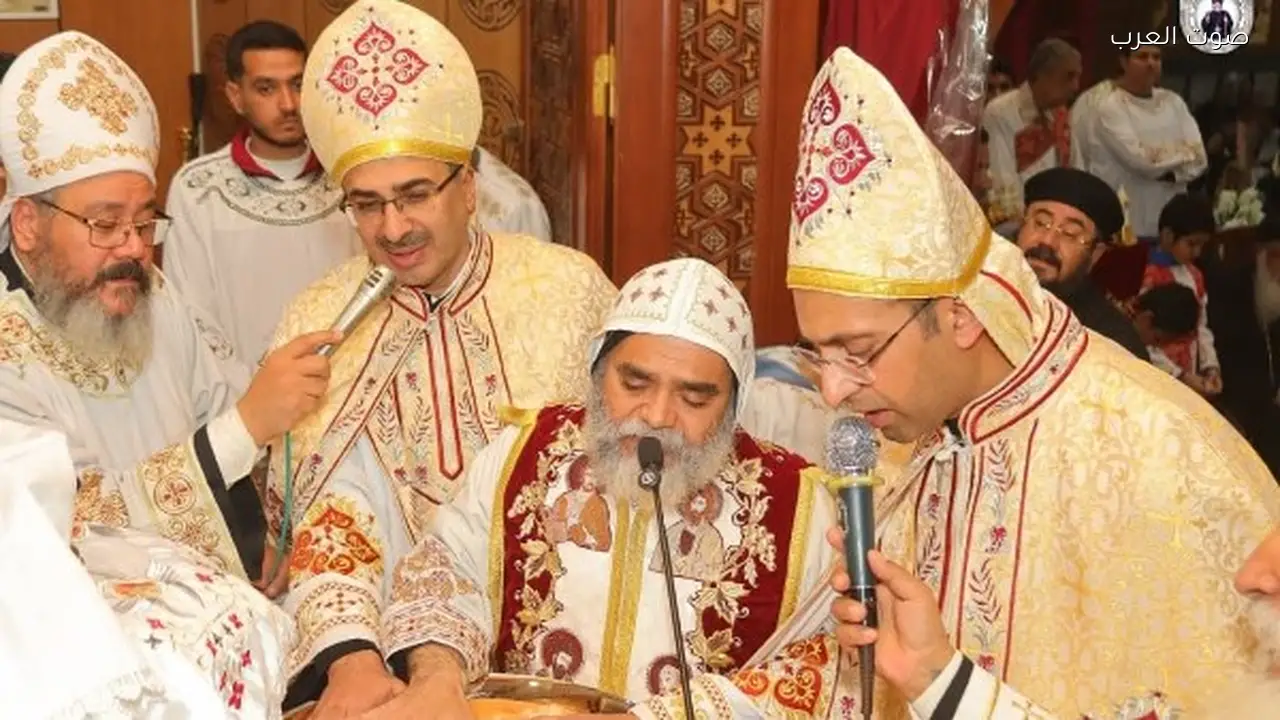 الأنبا بضابا يكرم كاهنين جديدين في نجع حمادي